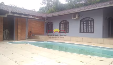 Casa com Amplo Terreno e 04 Quartos