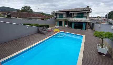 Sobrado de Alto Padrão com Suíte e Área de Festa