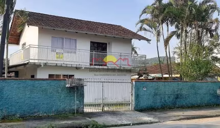 Casa com Amplo Terreno e 02 Quartos