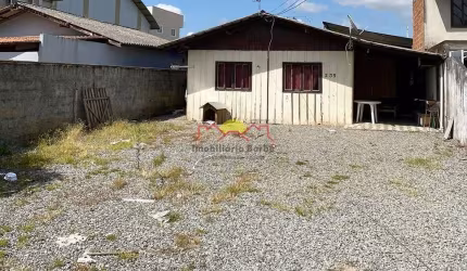 Casa com Amplo Terreno