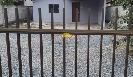 Casa com 02 Quartos em Ótima Localização
