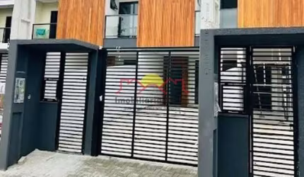Sobrado Geminado com 03 Quartos e Sacada