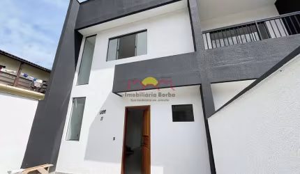 Sobrado Geminado com 03 Quartos sendo 01 Suíte