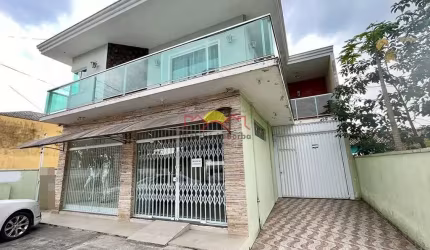 Sobrado com 03 Quartos e Churrasqueira