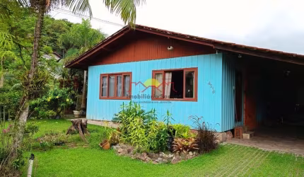 Casa Semi Mobiliada com Amplo Terreno e 03 Quartos