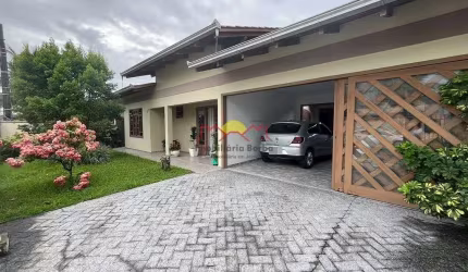 Excelente Casa Semi Mobiliada com 04 Quartos
