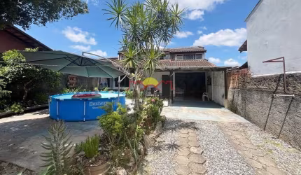 Casa com 02 Quartos e Amplo Espaço