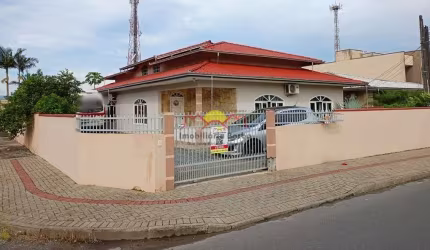 Casa Semi Mobiliada de Esquina com 04 Quartos