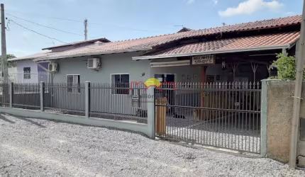 Casa com 03 Quartos e Chalé aos Fundos
