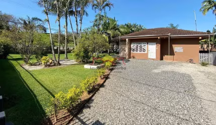 Excelente Casa com 04 Quartos e Churrasqueira