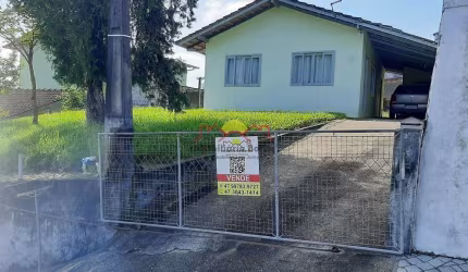 Casa com Amplo Terreno em Ótima Localização