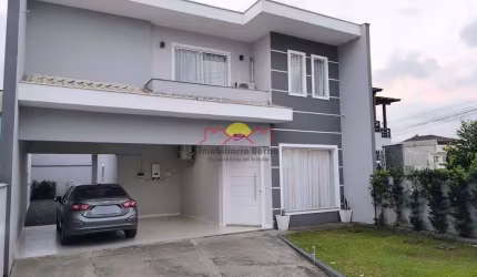 Linda Casa Semi Mobiliada com 04 Quartos e Edícula