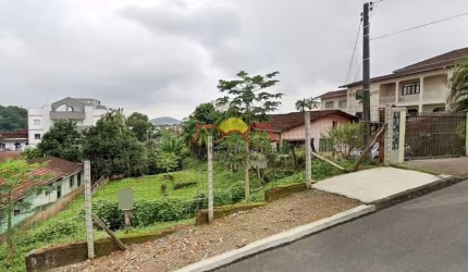 Amplo Terreno com Área Total de 560 m²