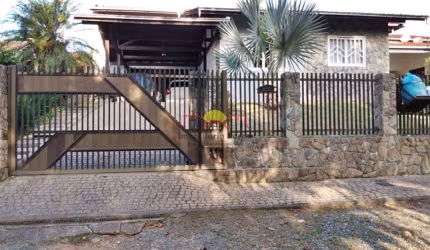 Excelente Casa com 03 Quartos e Amplo Terreno