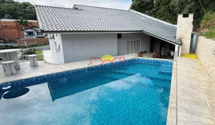 Casa Semi Mobiliada com Piscina no Glória