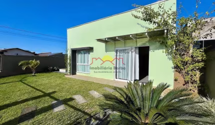 Excelente Casa com 02 Quartos e Galpão em Araquari