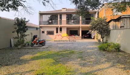 Sobrado com Amplo Terreno e 03 Quartos