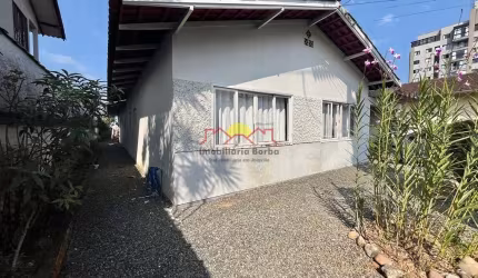 Casa com Amplo Terreno no Santo Antônio