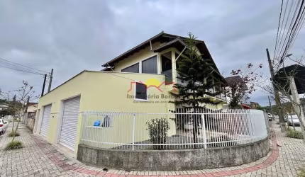 Sobrado Averbado com Suíte e Amplo Terreno