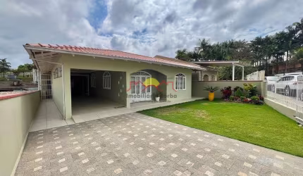 Casa Semi Mobiliada com 04 Quartos e Amplo Terreno