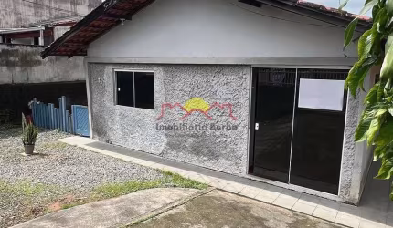 Casa com Amplo Terreno na Zona Sul