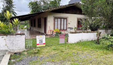 Casa com 03 Quartos e Amplo Terreno