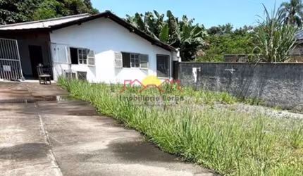 Casa com Amplo Terreno e 02 Quartos