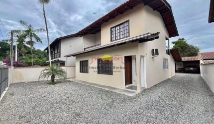 Amplo Sobrado Averbado com 03 Quartos