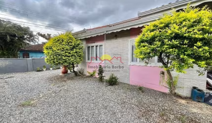 Casa de Esquina com Amplo Terreno e 04 Quartos