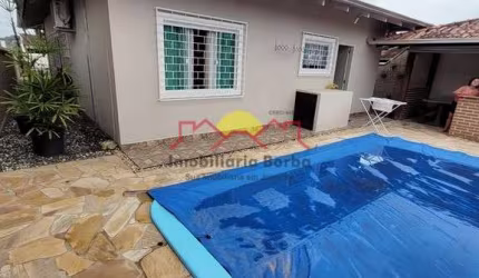 Casa Semi Mobiliada com 04 Dormitórios e Piscina