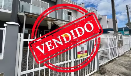 Sobrado Geminado com 02 Dormitórios e Sacada