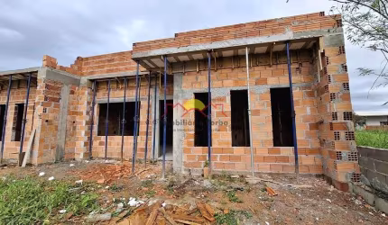 Casa Geminada com 03 Dormitórios sendo 01 suíte