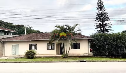 Casa com Amplo Terreno Próxima a BR-101