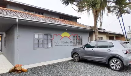 Excelente Casa com 03 Quartos e Sacada