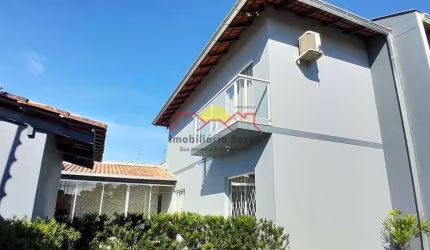 Sobrado Geminado Semi Mobiliado com Piscina
