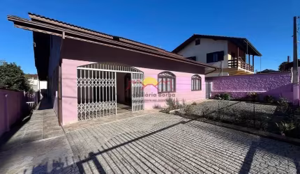 Casa com 03 Dormitórios e Amplo Terreno