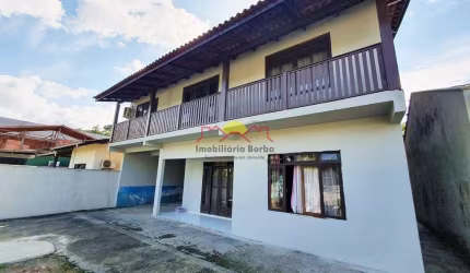 Casa com 04 Quartos no Santa Catarina