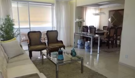 Cobertura Triplex com 6 dormitórios sendo 3 suítes no Bairro do Farol com 220m²