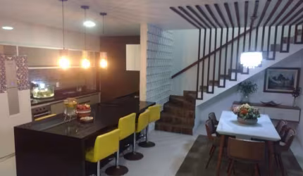 Casa Duplex com 4 dormitórios sendo 2 suítes e 1 suíte maste com closet  - 241m² no Bairro da Serraria