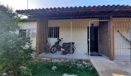 Casa localizada em Condomínio fechado, tendo 2 quartos na Cidade Universitária