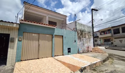 2 casas (Térreo e 1° andar) Disponíveis á venda no Bairro de Petrópolis - 220m²