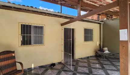 Casa com 2 dormitórios localizada no Tabuleiro do Pinto - 232m²