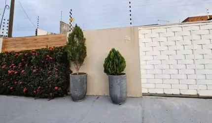Casa com 2 dormitórios sendo 1 suíte em Condomínio Fechado em Marechal Deodoro - 115m²