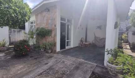 Casa com 3 quartos sendo 1 suíte + 4 salas comercias na Gruta de Lourdes - 360m²