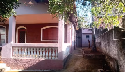 Terreno com 2 casas.