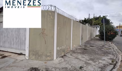 Terreno com 2 casas