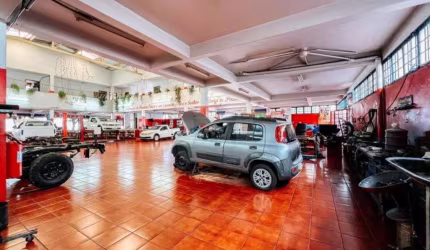 Prédio de esquina com 1095 m² em avenida comercial, com loja no ramo de Auto Center