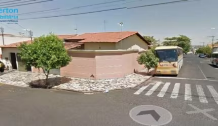 Duas casas, sendo uma de 185 m² e outra de 35 m² em lote de esquina.