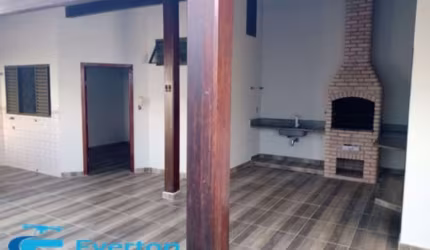 Casa de 4 quartos com espaço gourmet no Bairro Jardim Patrícia com 250 m2 no terreno.