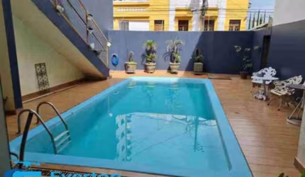 Casa sobrado com 408 m2, 6 suítes, piscina e 4 vagas cobertas.